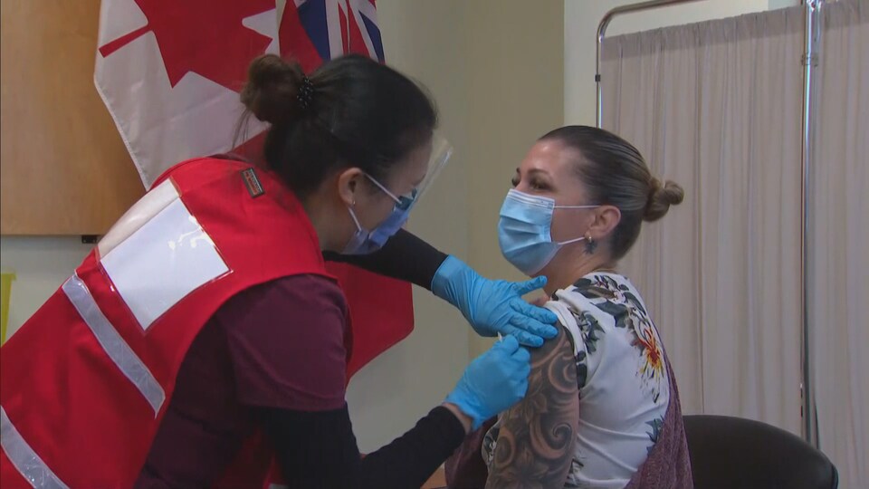 Jo-Anne Miner est sur le point de se faire vacciner contre la COVID-19.