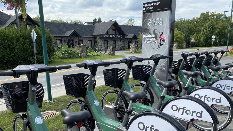 Une dizaine de vélos à assistance électrique à une station de vélopartage.
