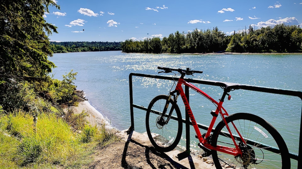 Vélo stationné en bordure de la rivière par une belle journée d'été.