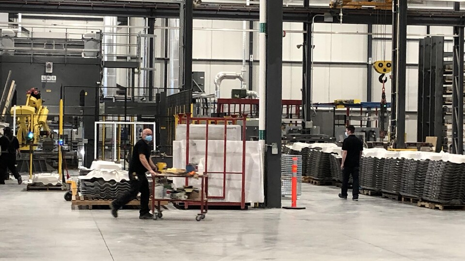 Des employés dans une usine de Sherbrooke.