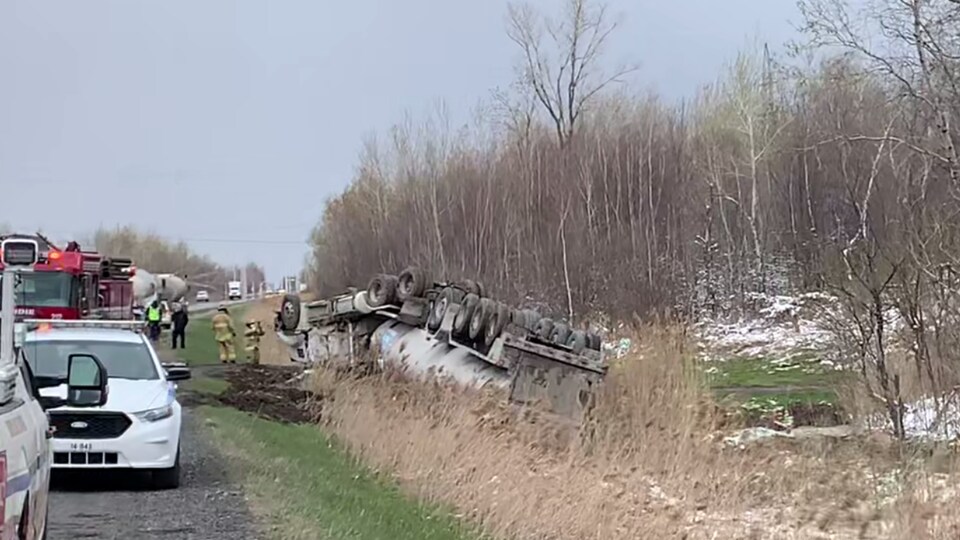Un camion renversé