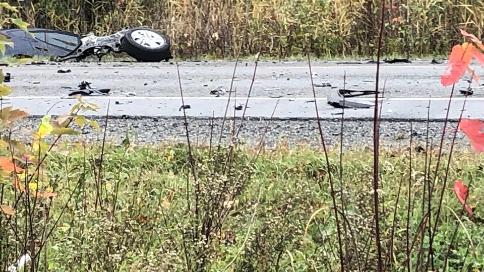 Des débris d'auto sur une route.