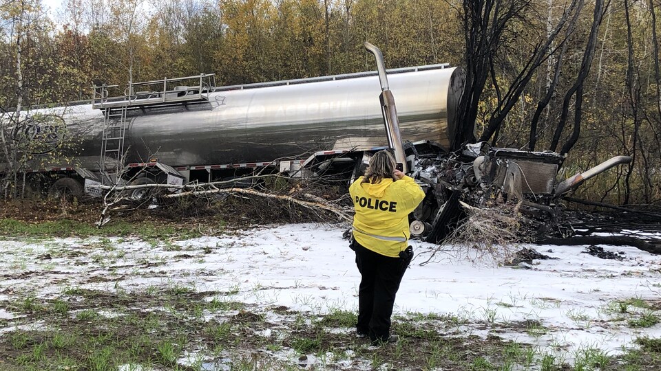 Un camion semi-remorque dans un fossé. Du lait s'étend sur le sol à côté du lieu de l'accident.