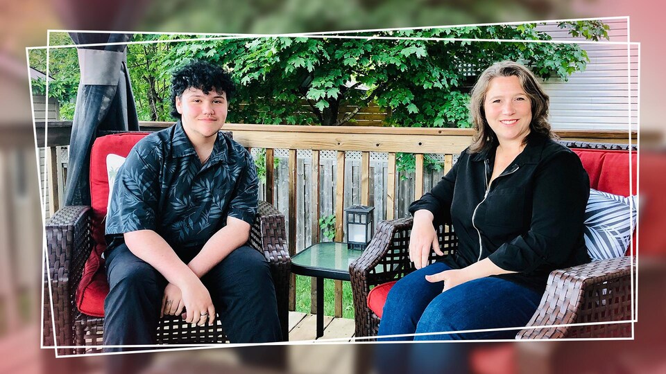 Un jeune garçon et sa mère assis sur des chaises dehors sur un balcon.