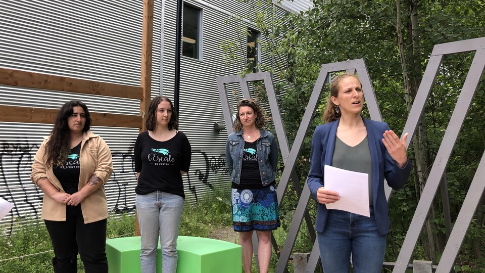 Christine Labrie et trois intervenantes de l'Escale de l'Estrie en conférence de presse.
