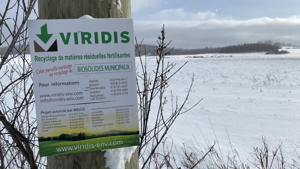 Une affiche de Viridis devant un champs. 