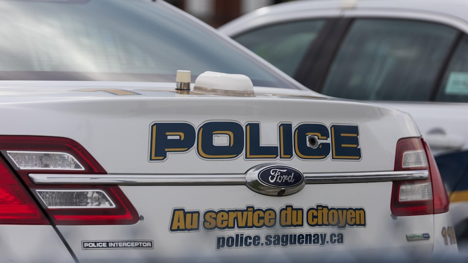 Deux automobiles du Service de police de Saguenay sont stationnées l'une à côté de l'autre. 