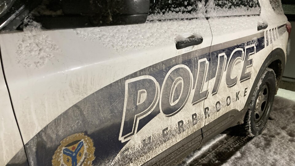 Un véhicule du Service de police de Sherbrooke en hiver. 