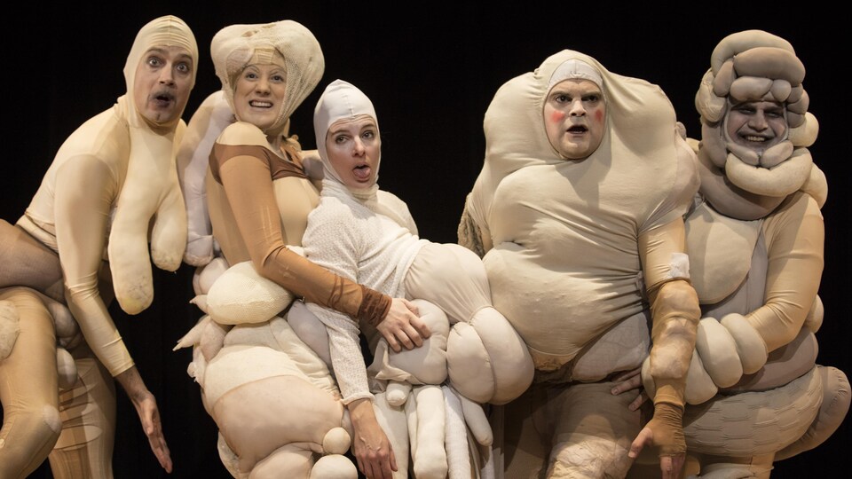 Cinq personnes en costumes pour une pièce de théâtre.