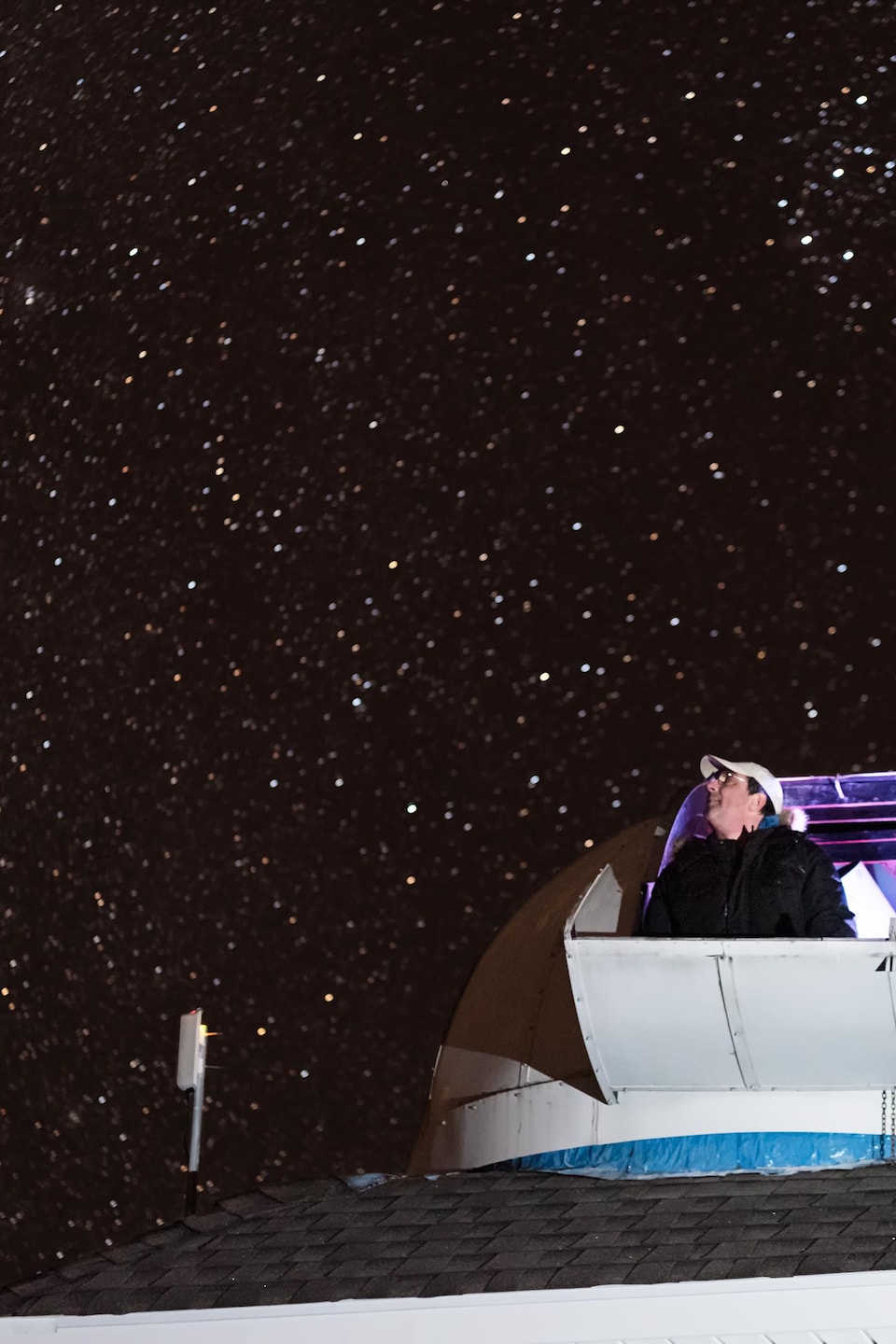 Tim Doucette regarde le ciel étoilé à partir de son observatoire.