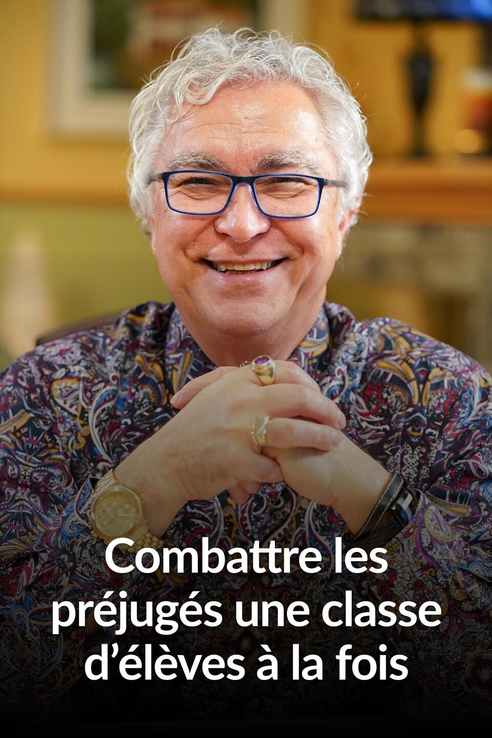 Un homme souriant.