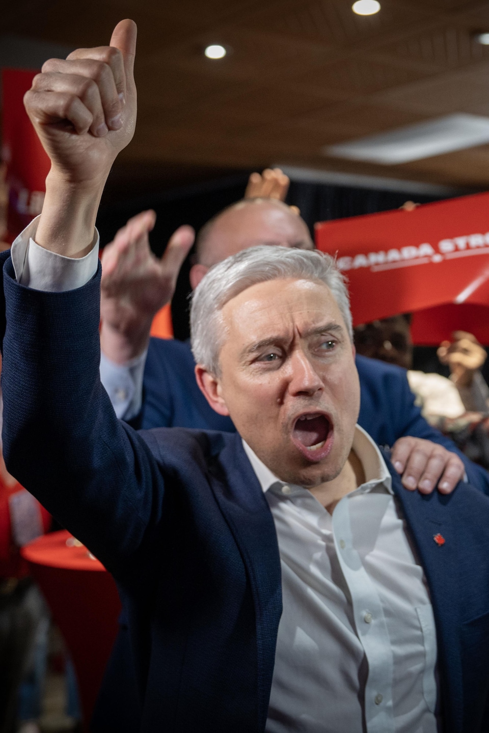 François-Philippe Champagne, un bras en l'air, entouré de partisans.