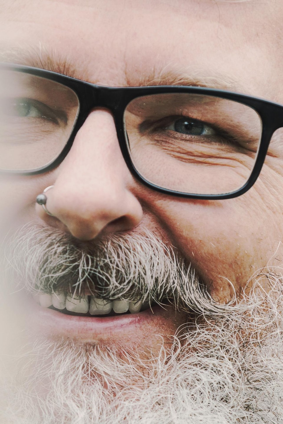 Frédérick Lavergne est souriant.