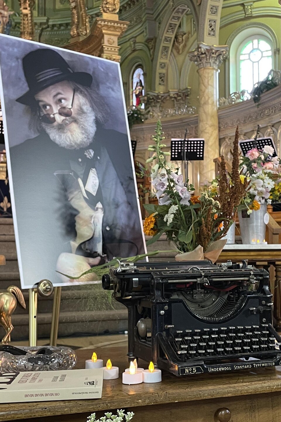 Une installation avec des photos de VLB et une machine à écrire dans l'église.