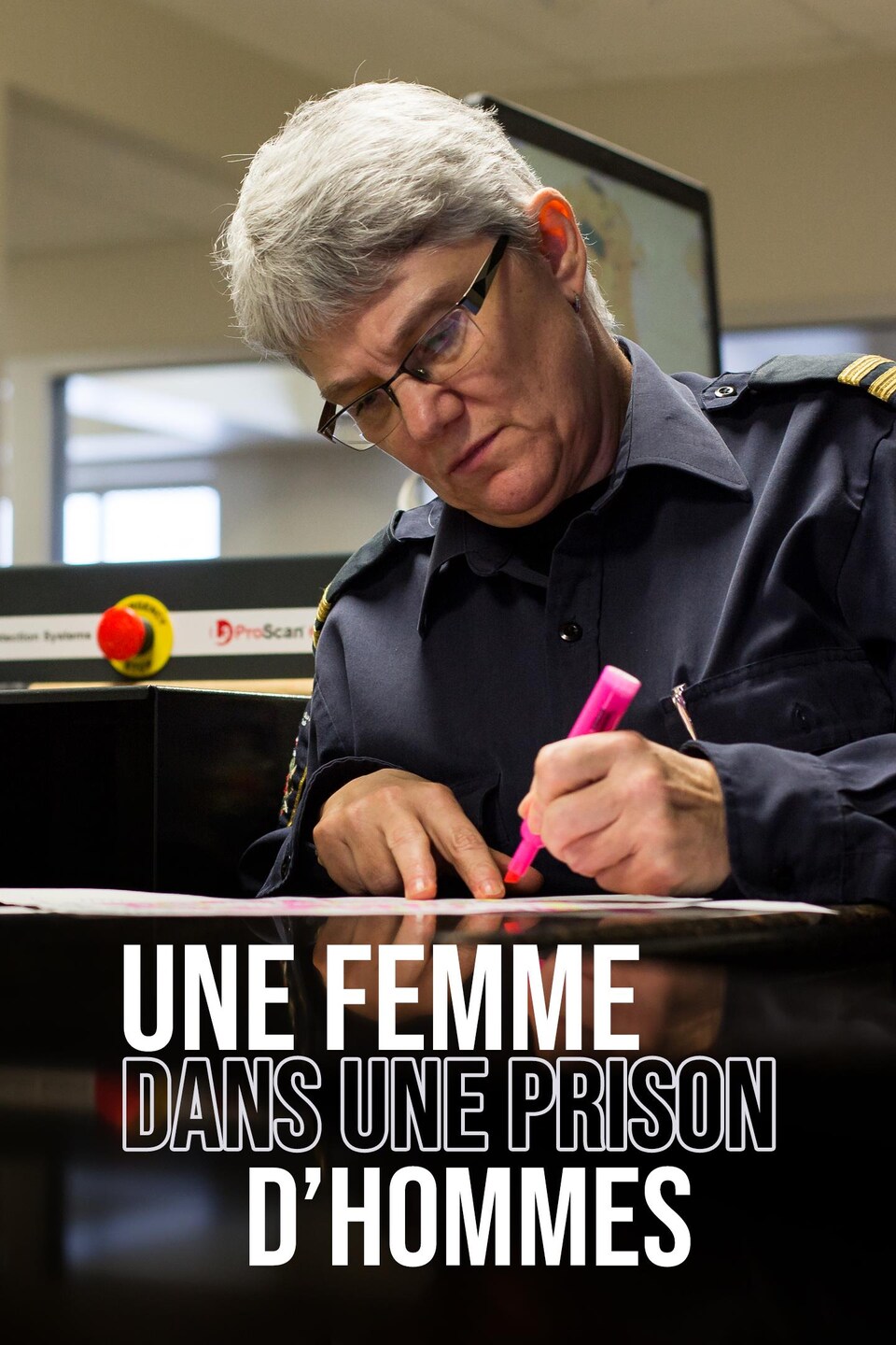 une femme dans une prison d'homme