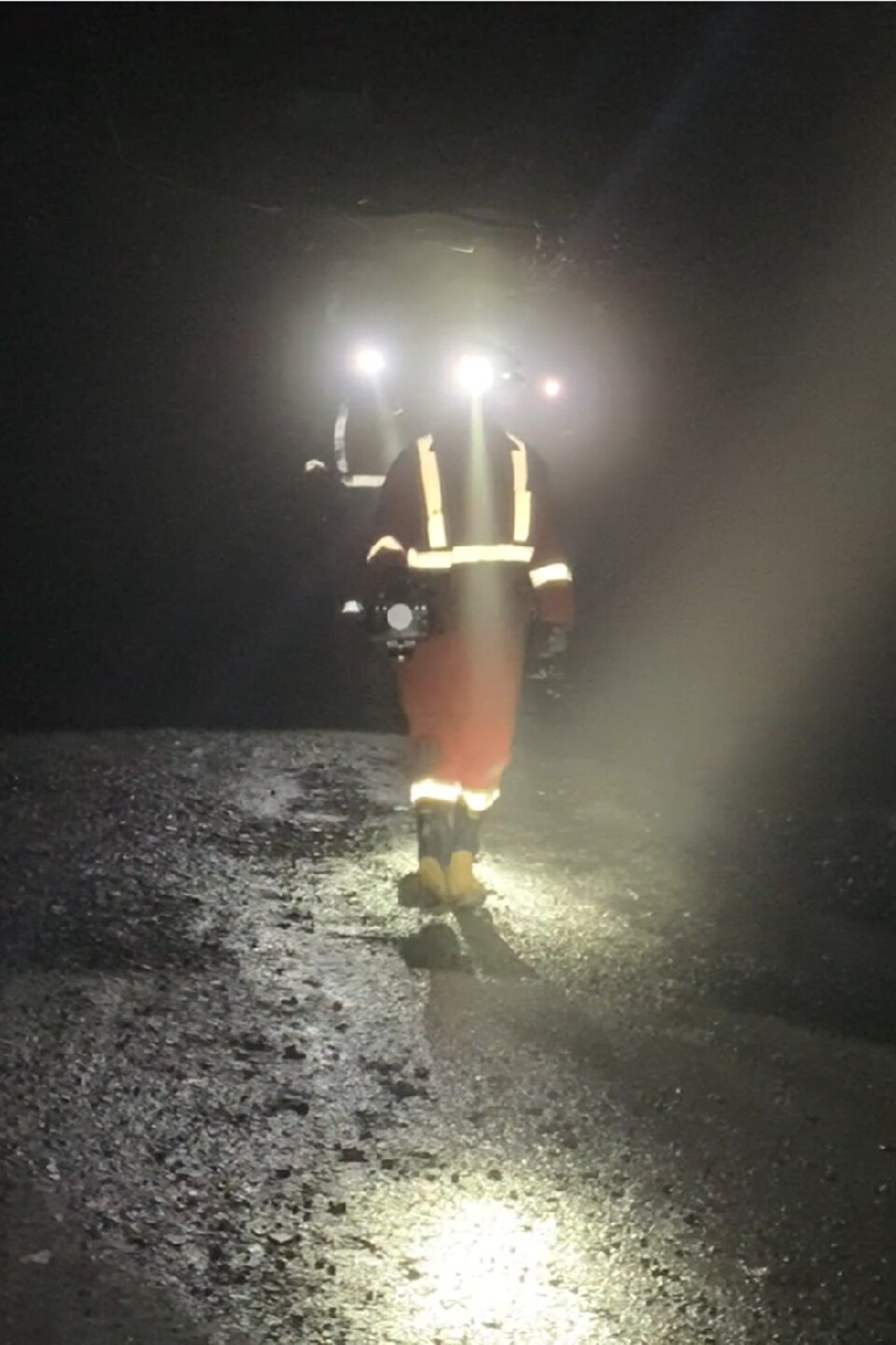 Jamieson Mcauslan et Isaac Paul marchent dans la mine de Rocmec 1.