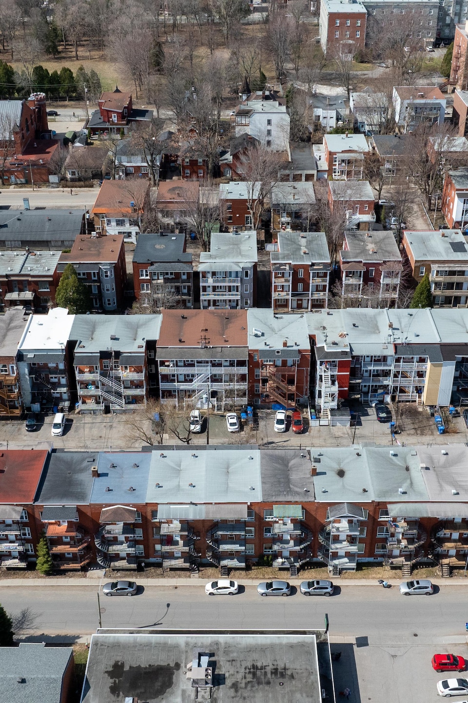 Une image aérienne d'un quartier densément peuplé.