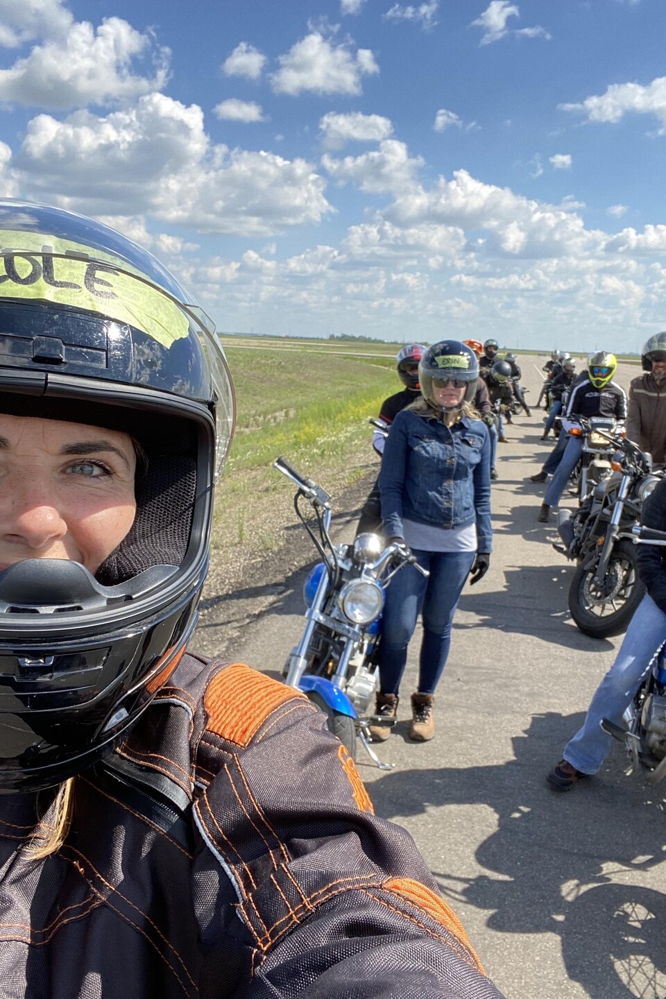 Un égoportrait avec Nicole et d'autres participants en ligne derrière elle.