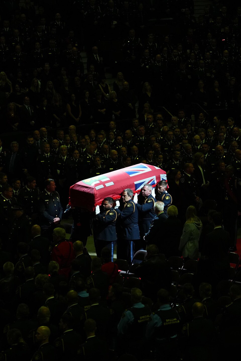 Plusieurs personnes assistent aux funérailles d'un sergent de la Police provinciale de l’Ontario.