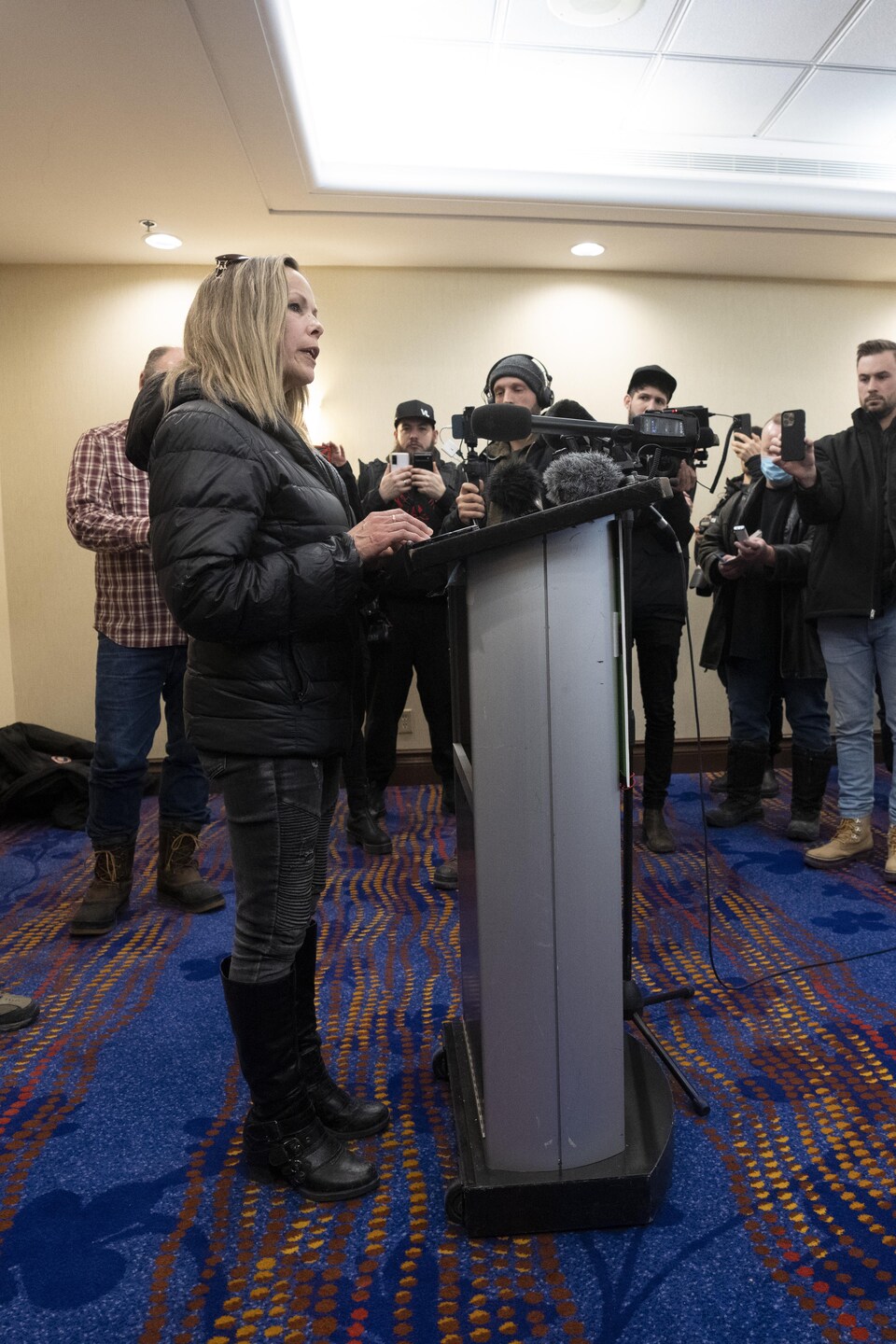Tamara Lich au lutrin pendant une conférence de presse.