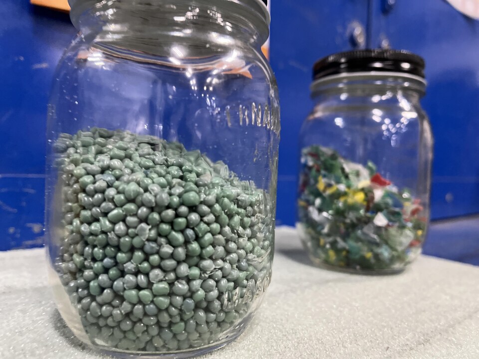 Des billes de plastique. 