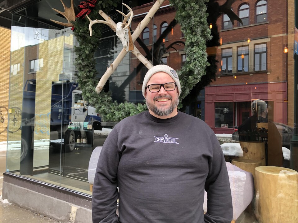 Charles-Emmanuel Pariseau devant le restaurant O'Chevreuil. 