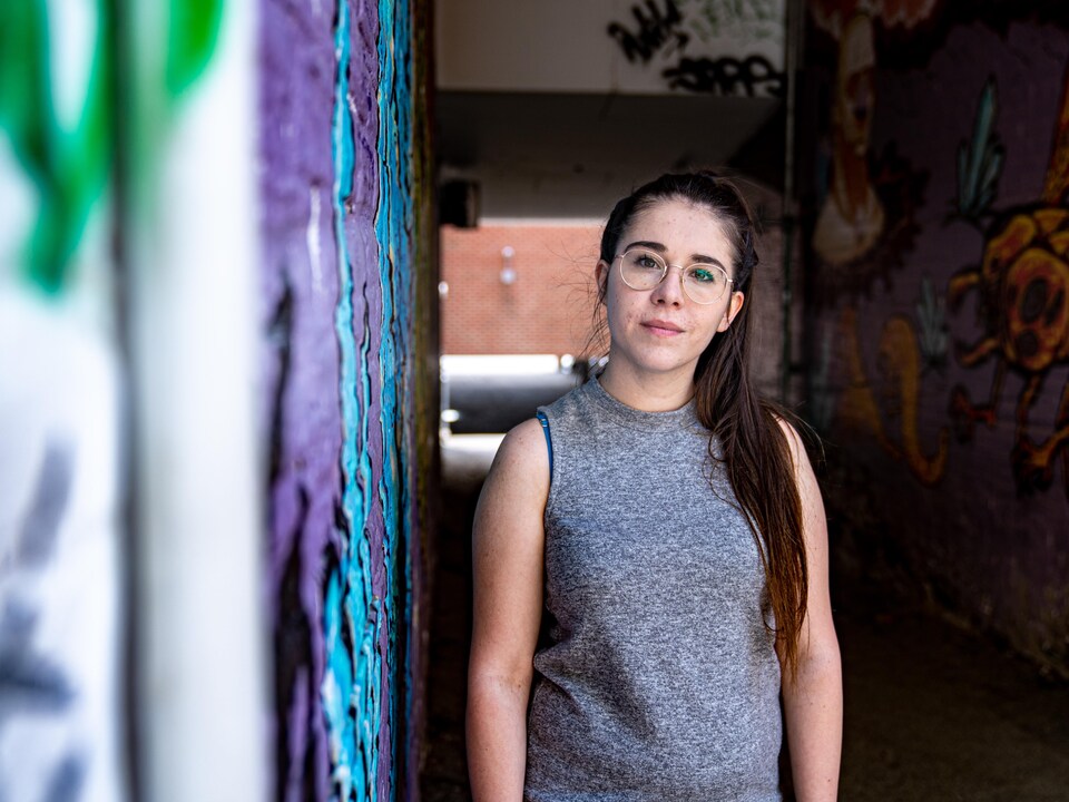 Elle prend la pose dans une ruelle de Sherbrooke. 