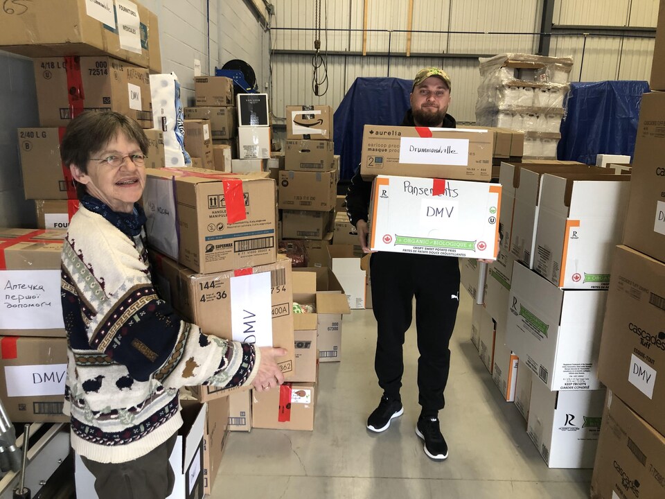 Marlen and Oleksandr were carrying boxes. 