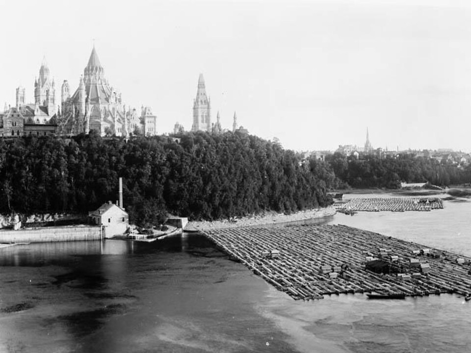 Cages de bois équarri au pied du Parlement du Canada sur la rivière des Outaouais en 1882.