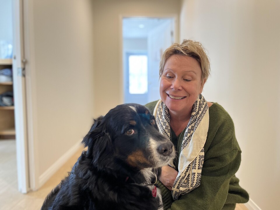 Rosie, une chienne,et Brigitte Frégault. 