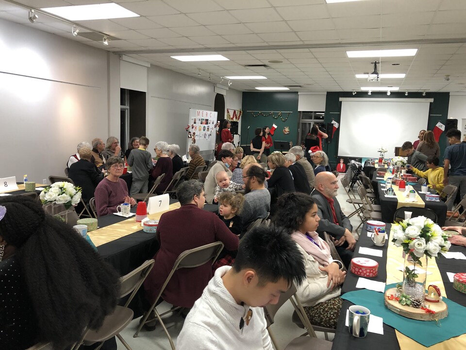 Des gens à un souper de Noël.