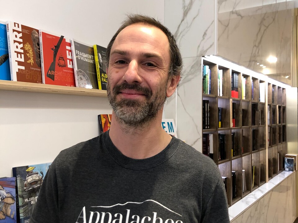 Sylvain Descours dans la librairie Appalaches. 