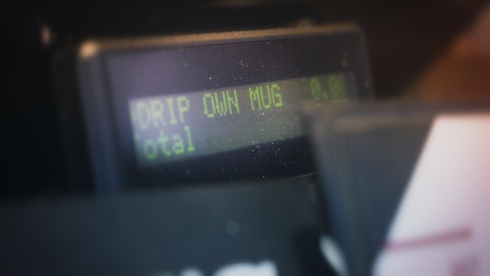 Caisse enregistreuse où il est écrit "Own Mug".