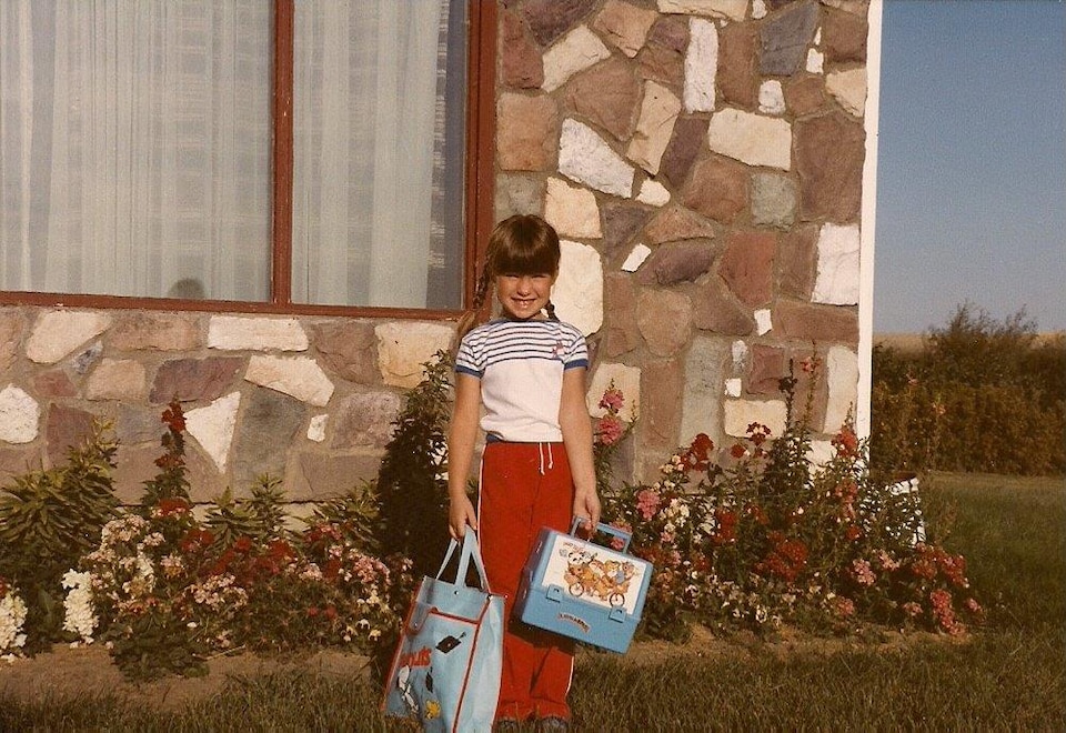 Janelle Prisciak en maternelle à l’École Providence à Vonda en 1983. Elle porte son sac et une boîte à dîner.