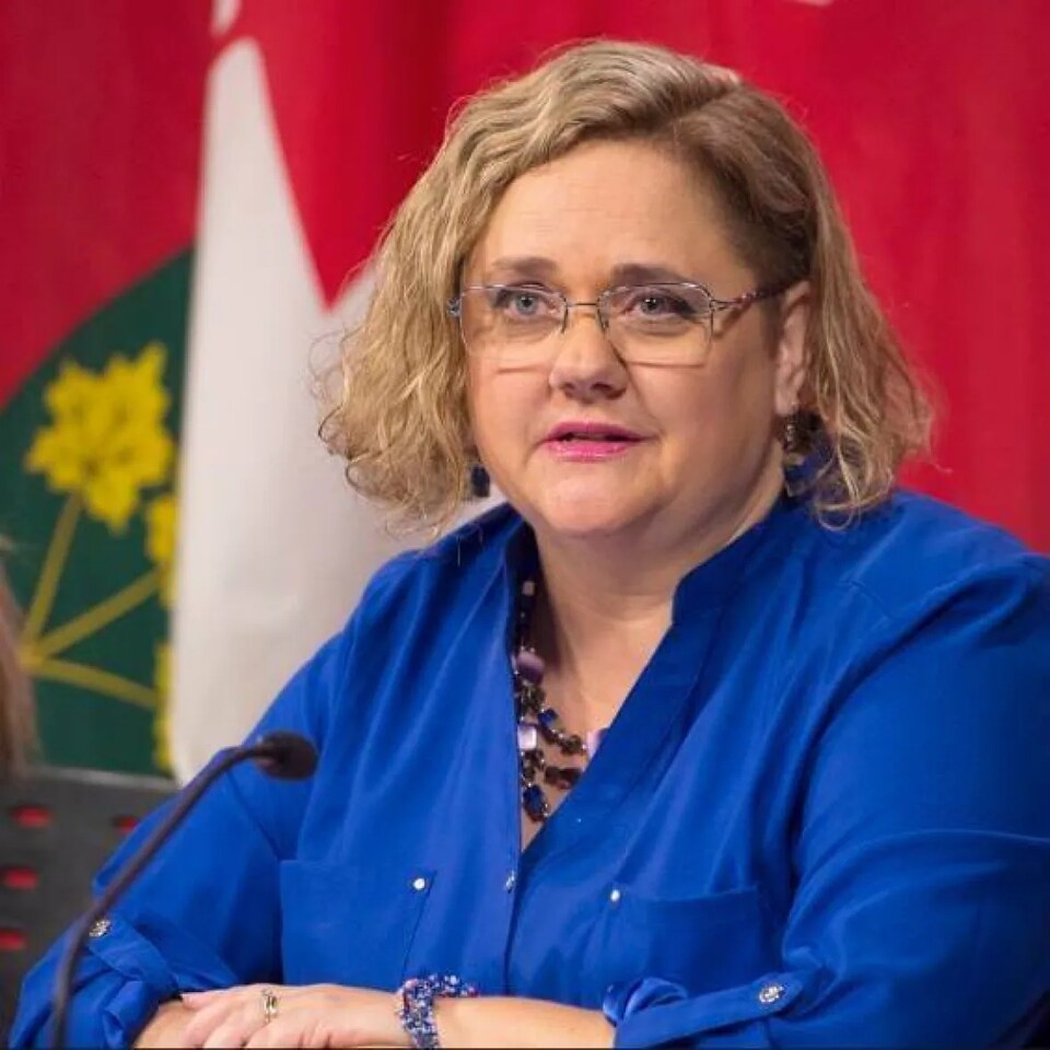 Laura Kirby-McIntosh devant un micro.