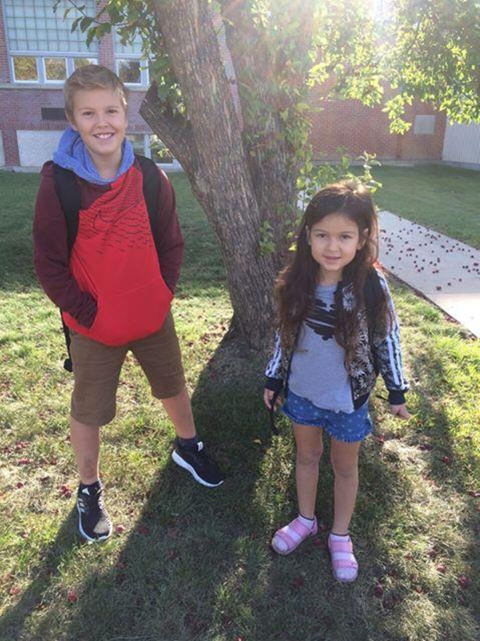 Mateo et Rose Tremonte à la rentrée 2017, devant l’École canadienne-française de Saskatoon