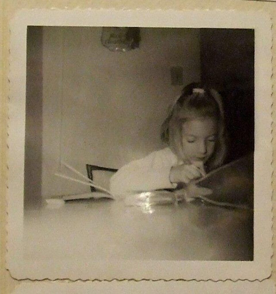Maud Beaulieu, studieuse, attentive, en train de faire ses devoirs. En 1966, elle était en 3e année à Jonquière, Québec.