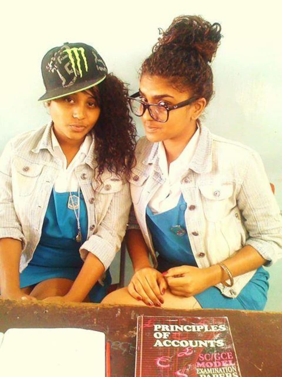Kelly Ally et Rachel Seblin en 11e année à l’île Maurice au Collège London de Port-Louis.
