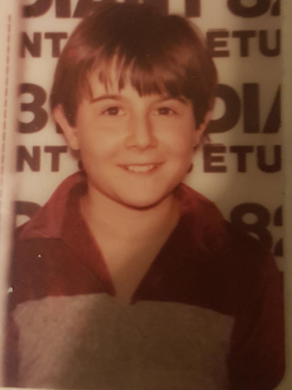 Une photo du premier chef contenu à Radio-Canada Saskatchewan, Serge Cloutier. Photo prise en 6e année, 1982 à l’école Notre-Dame-des-Neiges, ville de Québec.