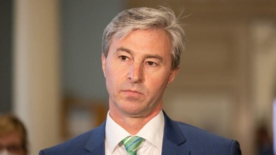 Tim Houston répond aux questions des journalistes.