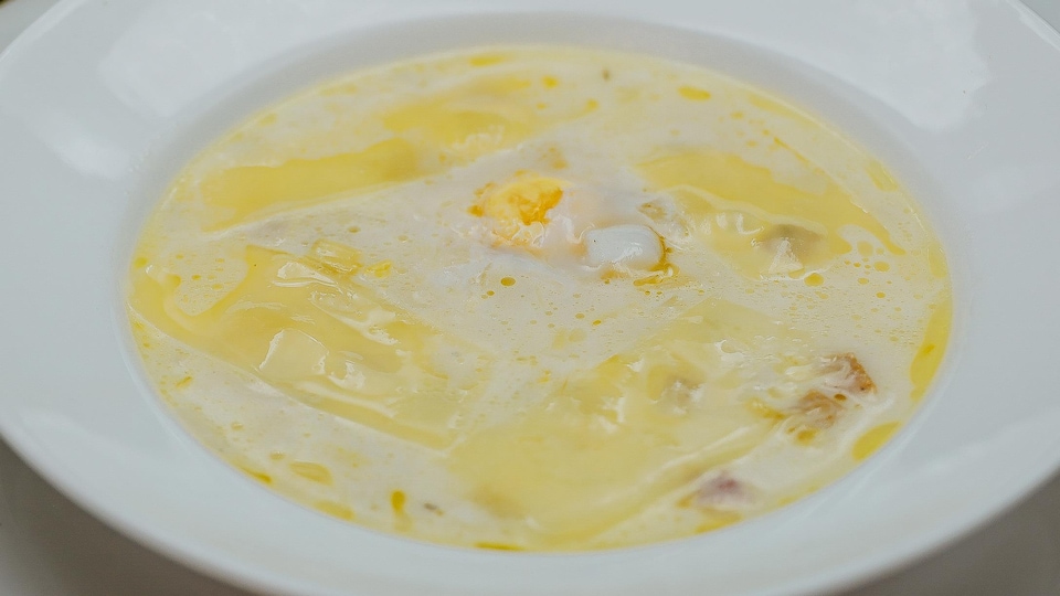 Zone 3 / Rosalie-Anne Lavoie Bolduc Un bol de soupe aux poireaux parfumée à la truffe et garnie d’un œuf de caille rôti.