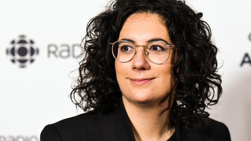 Alexandra Stréliski souriant.