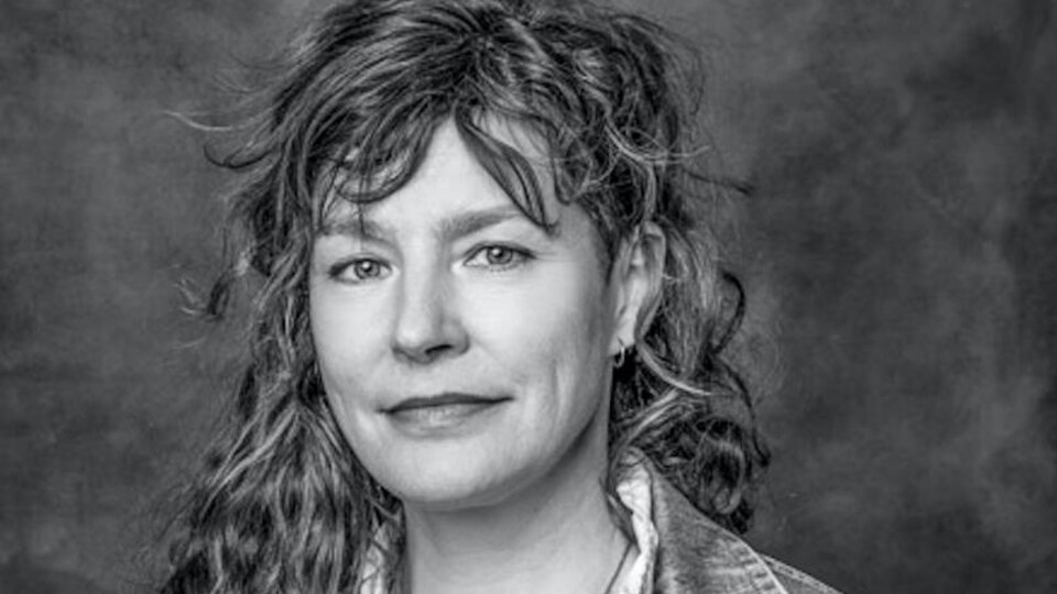 Un portrait en noir et blanc d'une femme aux cheveux longs.