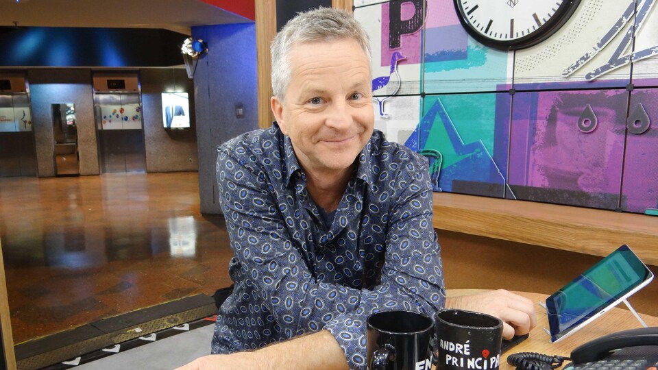 Portrait de l'animateur sur le plateau de l'émission.