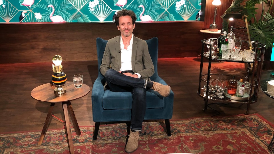 André Sauvé dans le décor de Bonsoir bonsoir!
