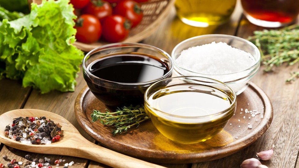 Il y a trois ingrédients pour la préparation d'une recette de vinaigrette : de l'huile, du vinaigre balsamique et du sel.
