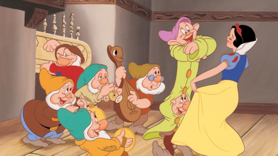 Blanche-Neige danse avec les sept nains dans le film d'animation de Disney.