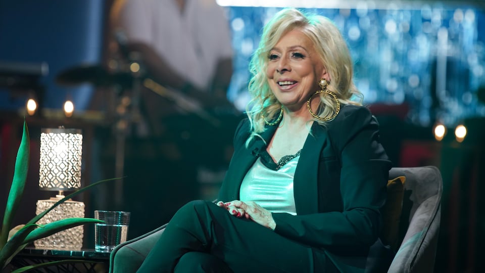 Sur le plateau de Bonsoir bonsoir, Patsy Gallant est en entrevue.