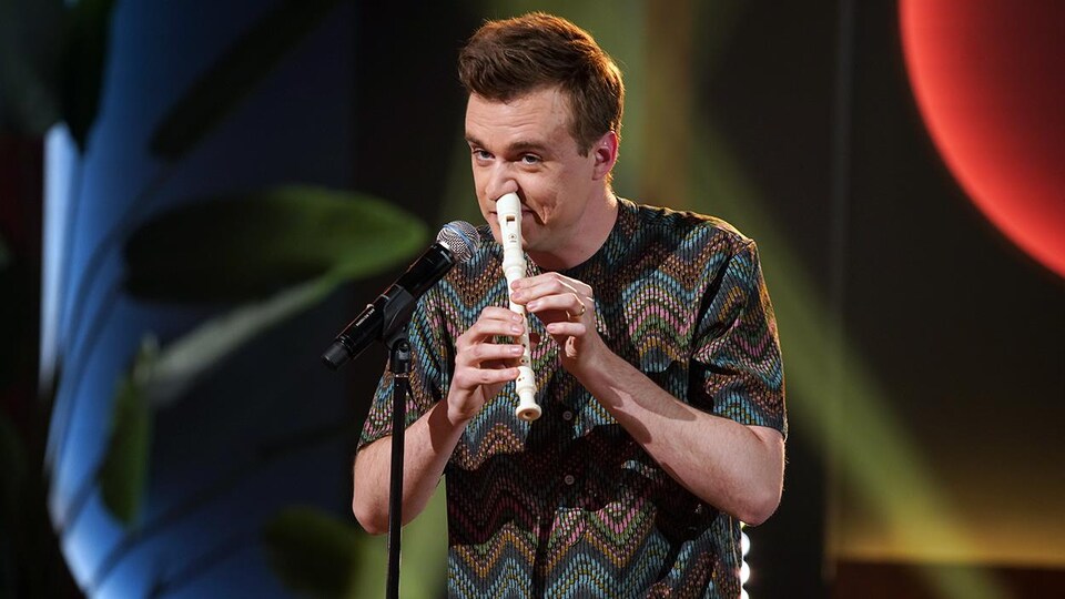 Arnaud Soly qui joue de la flute avec son nez.