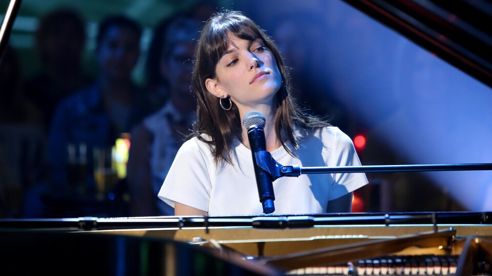 Portrait d'elle alors qu'elle joue au piano.